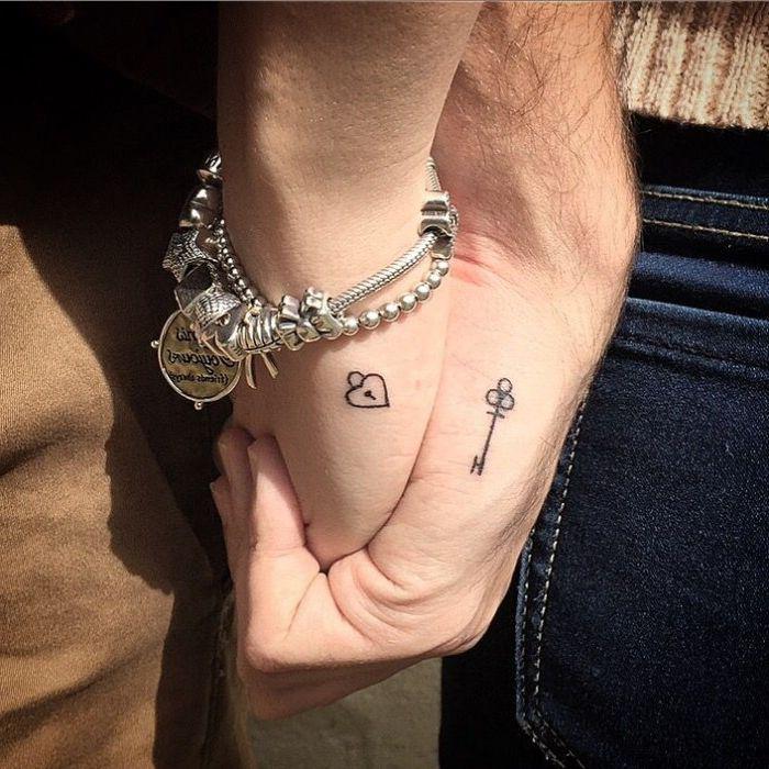 idea tatuaje pequeño candado y llave