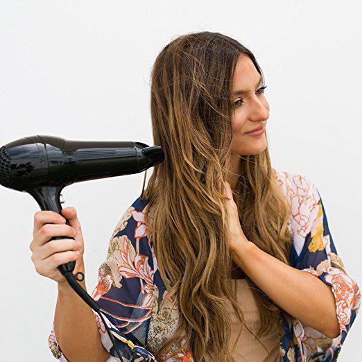 Consejos para que tu cabello no se esponje cuando se seca - Usa la secadora correctamente