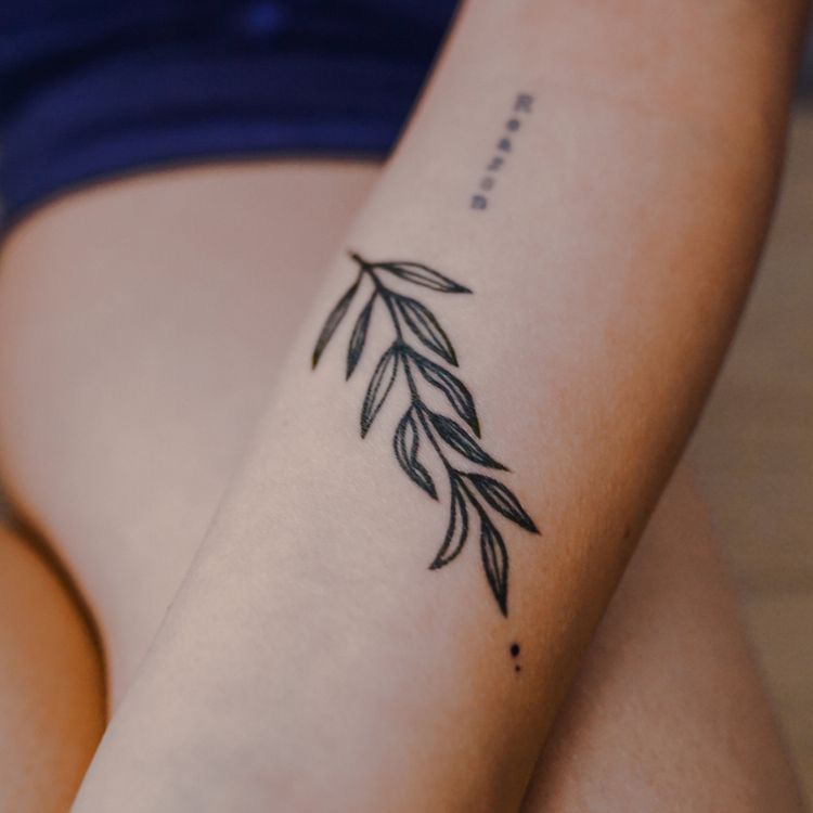 Diseños de tatuajes minimalistas para mujeres - Laurel
