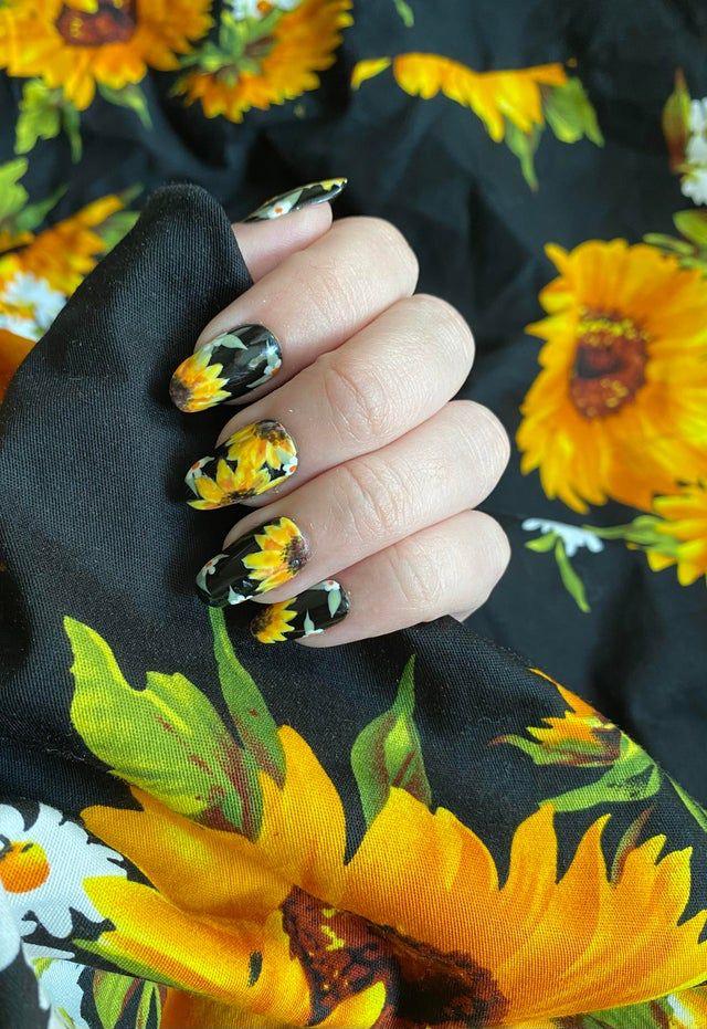 Ideas de uñas de girasol negras