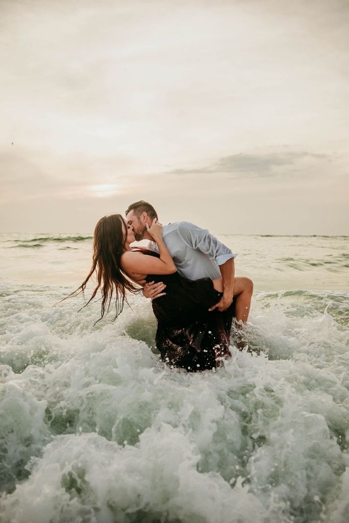 Ideas de fotos en la playa en pareja - Jugando entre las olas