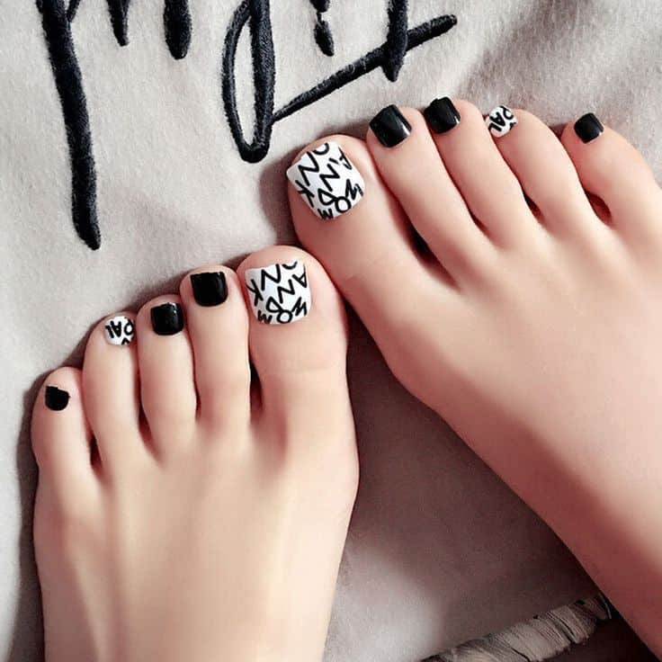 Diseños de uñas en blanco y negro para pies - Todas negras