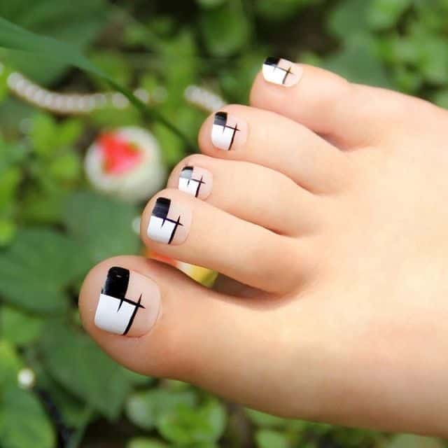 Modele de unghii alb-negru pentru picioare - geometrice