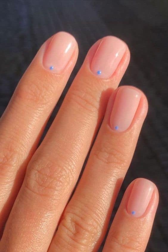 Diseños de uñas para lograr un manicure súper natural - Un mini puntito
