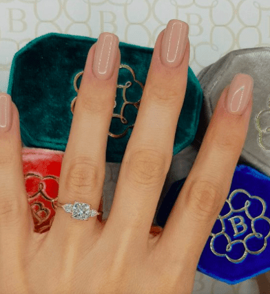 Diseños de uñas para lograr un manicure súper natural - Un simple beige
