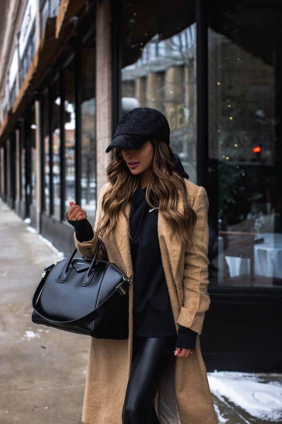 Formas increíbles de usar un abrigo camel - Total black look