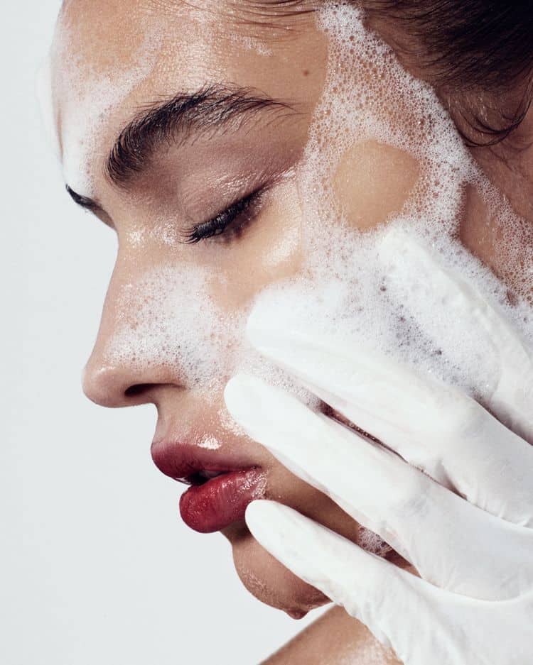 Cómo tapar las manchas de acné con maquillaje - Limpieza