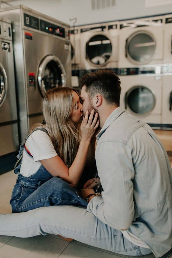 Ideas de fotos Tumblr en pareja - En la lavandería