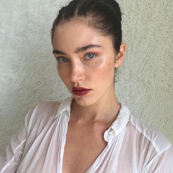 Skinmalist, la técnica que resaltará tu belleza natural - Labios rojos, ojos makeup free