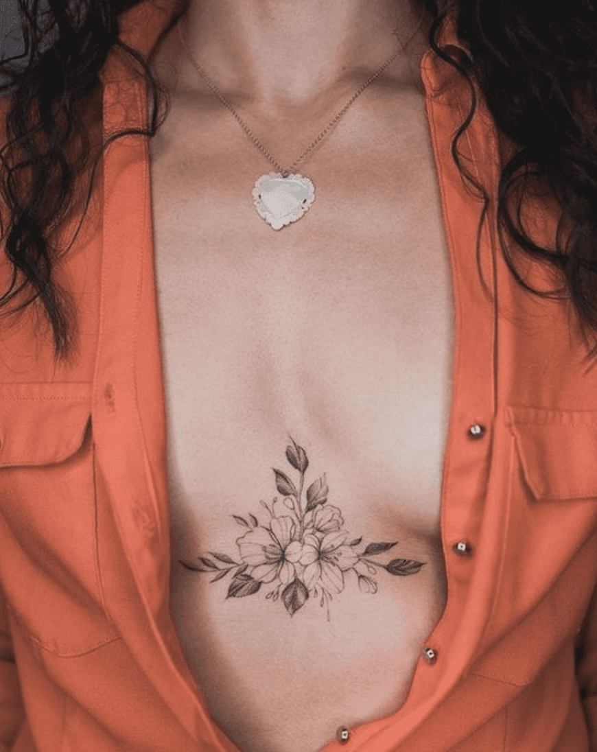 Tatuajes para mujer en el pecho - Flores que sigan el trazo de tu pecho