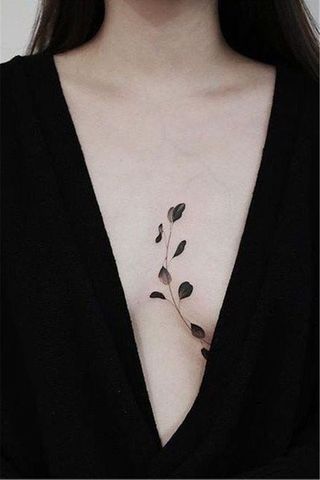 Tatuajes para mujer en el pecho - Una planta que sale del escote