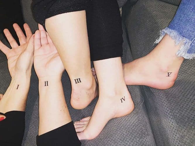 Los mejores tatuajes para hermanas - Iniciales y números