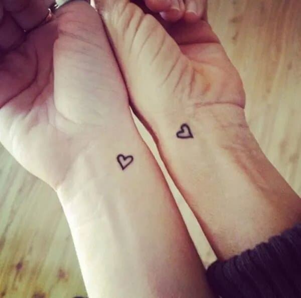 Tatuajes para parejas pequeños y su significado - Corazones