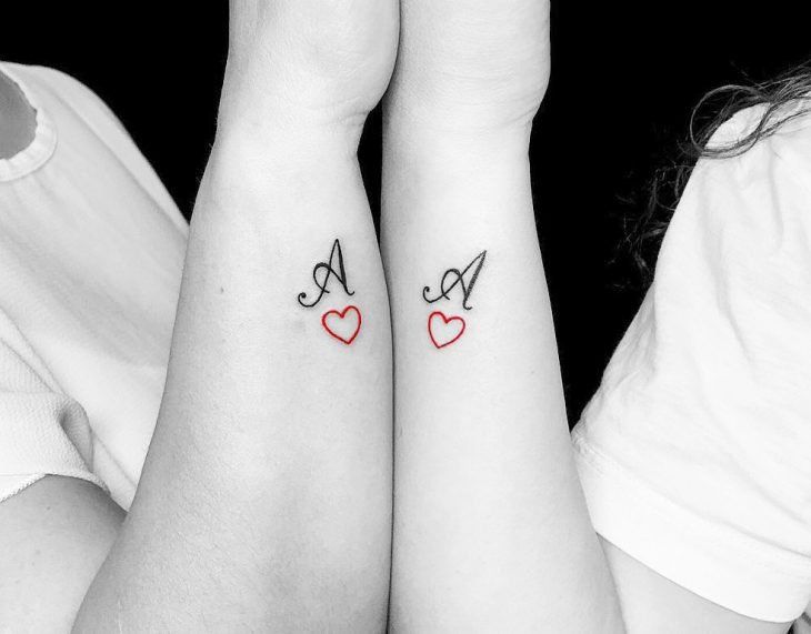 Tatuajes para parejas pequeños y su significado - Iniciales