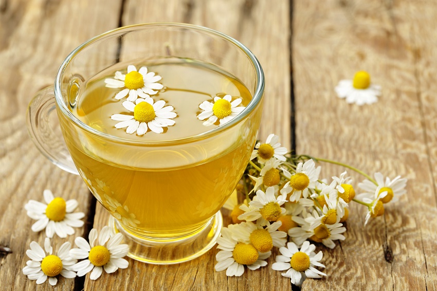 remedios caseros para las ojeras - Té de manzanilla o té verde