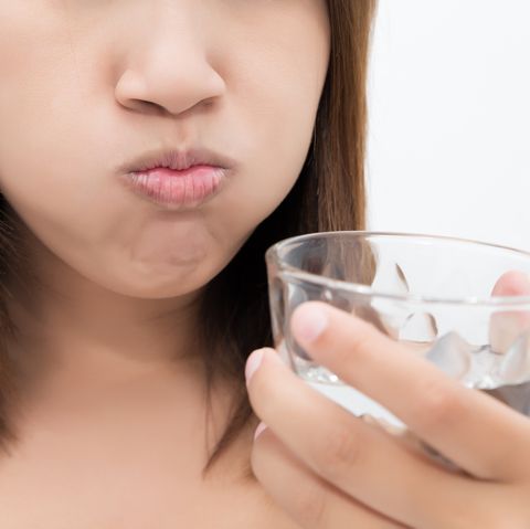 Remedios caseros para el dolor de garganta - Gárgaras de agua con sal