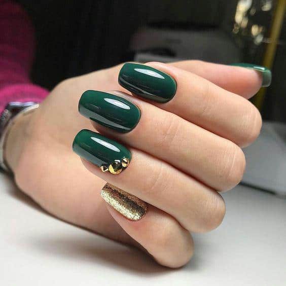 15 formas increíbles de llevar las uñas en color verde - Dorado