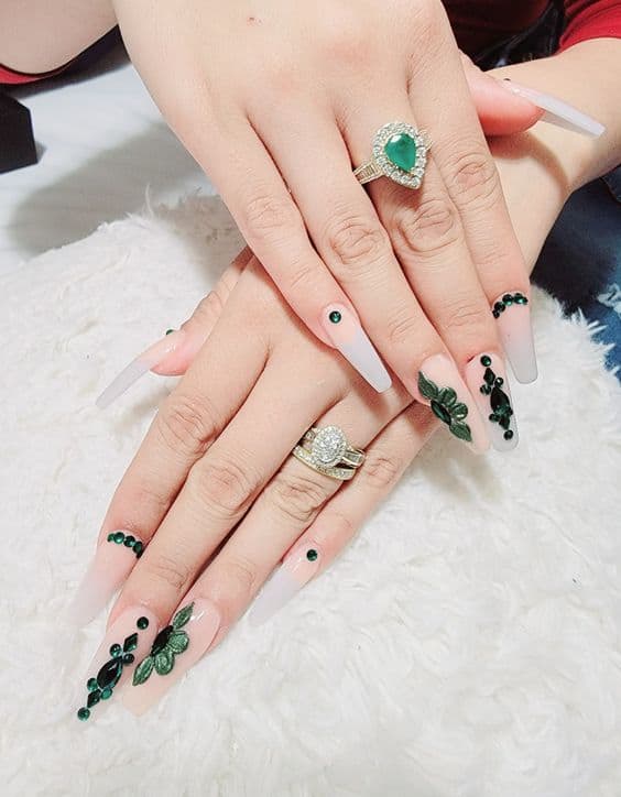 Diseños de uñas largas con piedra - Esmeralda y zafiro