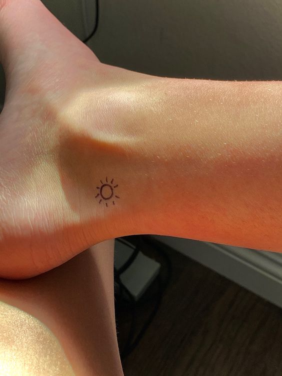 Tatuajes chiquitos para mujer - El sol