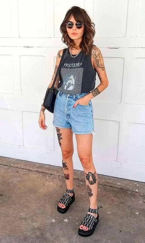 Outfits para presumir los tatuajes de tus piernas - Casual/chic