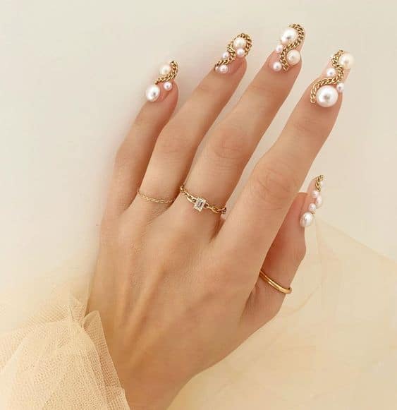 Diseños de uñas con perlas - Perlas y dorado