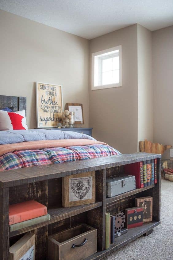 Ideas para decorar cuartos pequeños - Creativa con el almacenaje al pie de la cama
