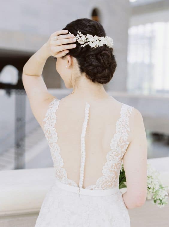 Peinados de novia sencillos y elegantes - Con adornos
