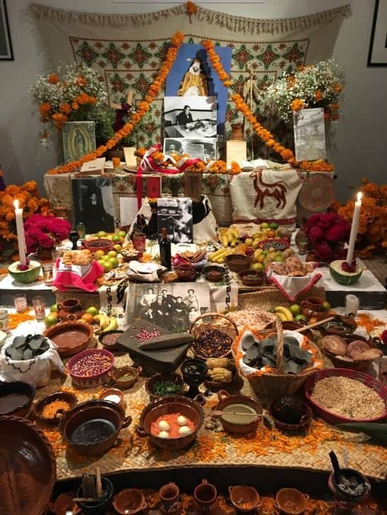 Cosas que lleva un altar de muertos - Elementos religiosos