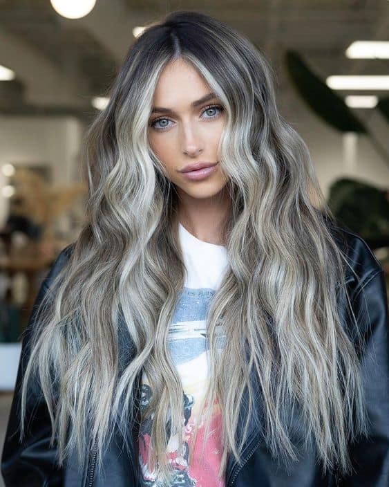 Mechas platinadas para morenas