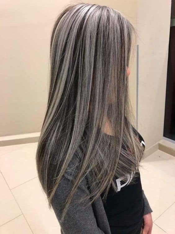 Mechas platinadas para morenas