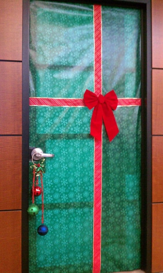 Puertas decoradas de navidad - Una puerta con envoltura