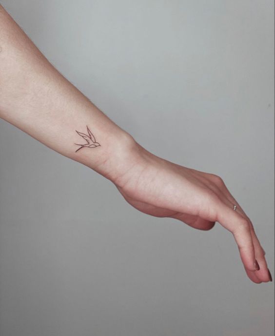 Tatuajes de colibrí pequeños en la muñeca - Tatuaje pequeño