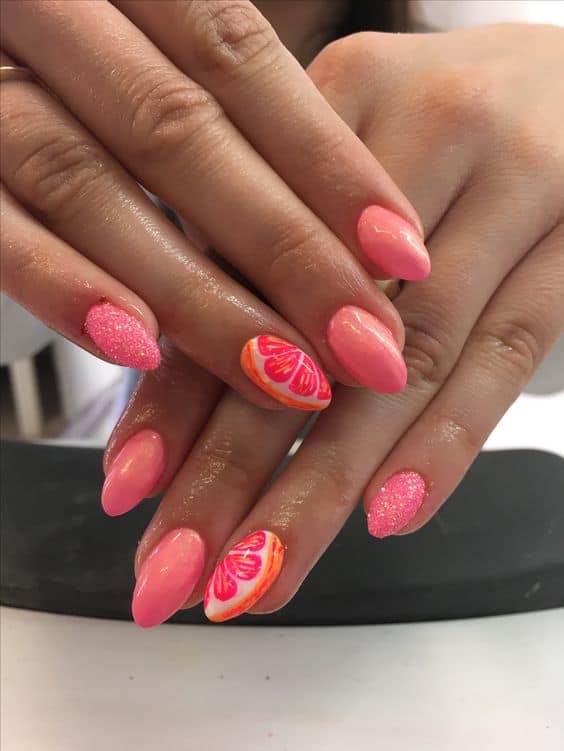 Diseños de uñas primaverales - Fresas