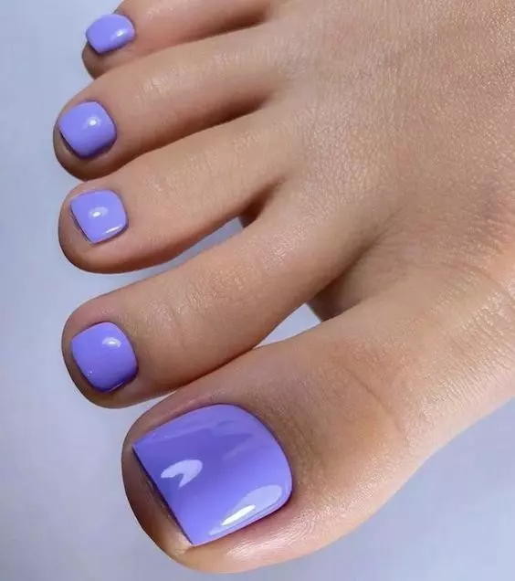Color de uñas para pies morenos - Violetas