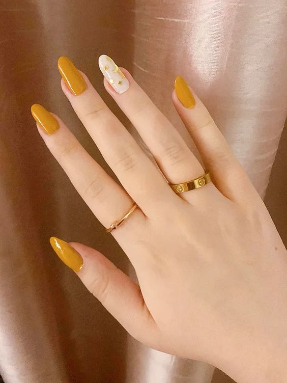 Diseños de uñas de otoño - Amarillo ocre