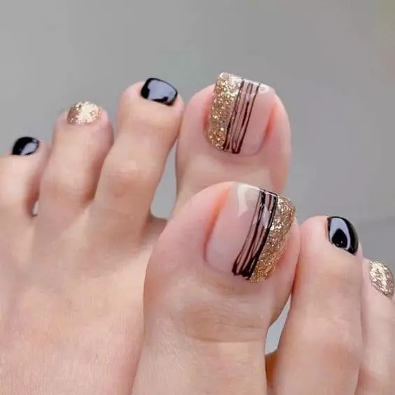 Diseños de uñas para pies - En barniz negro