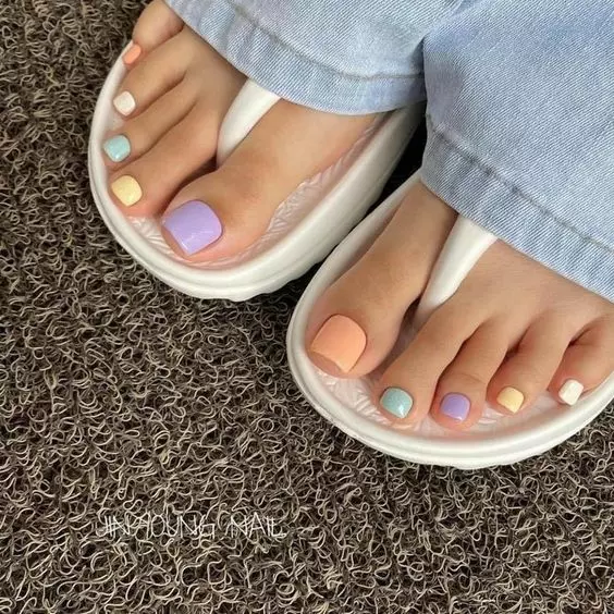 Diseños de uñas para pies - En barniz color pastel