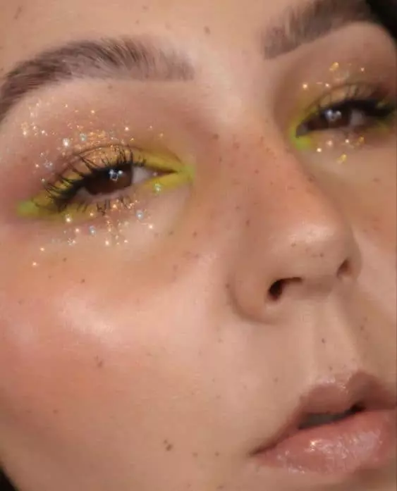 Maquillaje con glitter dorado - ¿Amarillos?
