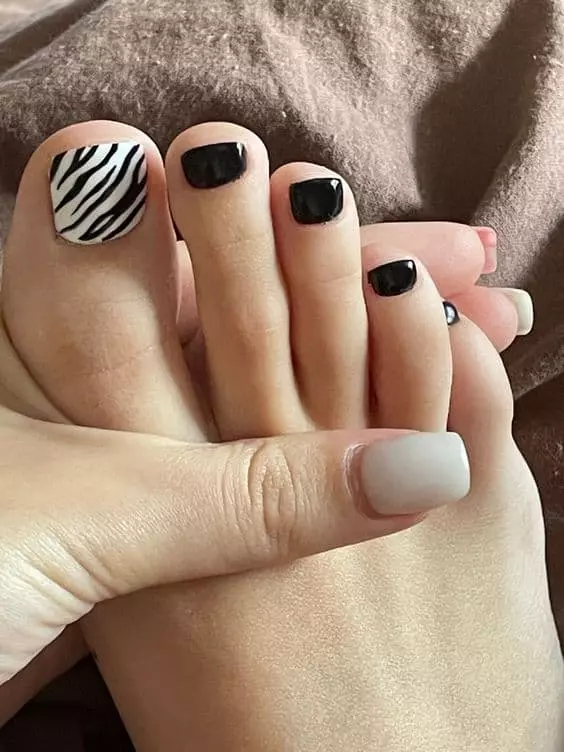 Uñas de los pies negras - Con color blanco