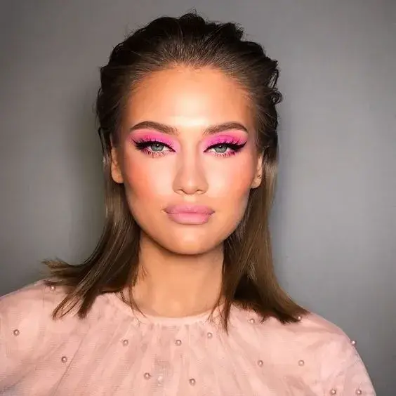 Maquillaje de ojos rosado - Color sólido