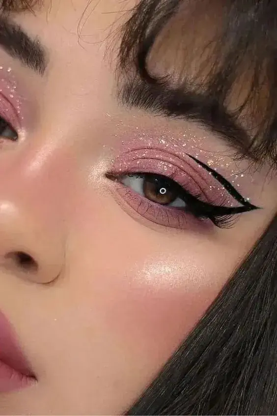 Maquillaje de ojos rosado - Con brillo
