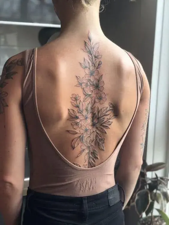Tatuajes en la espalda para mujer - Flores