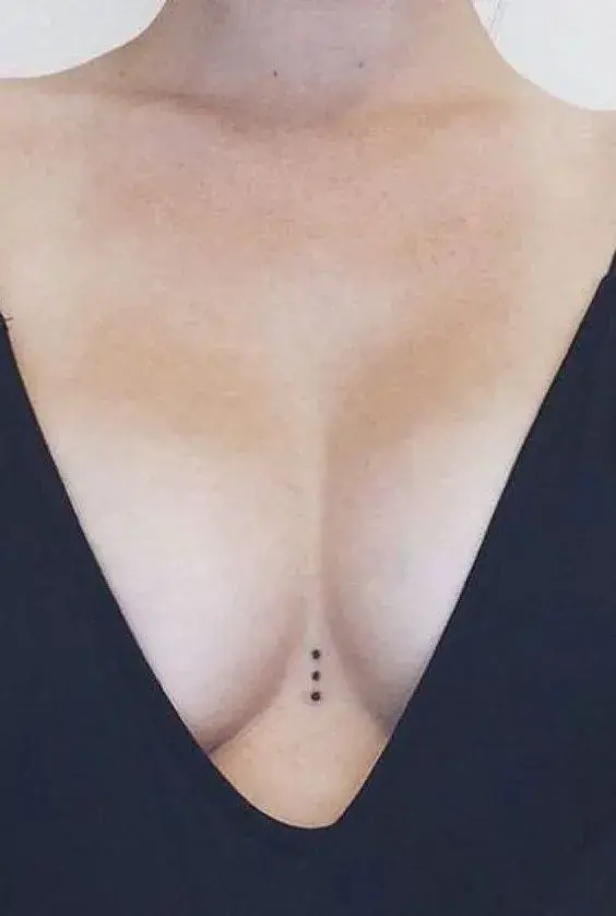 Tatuajes para mujer en el pecho - Un tatuaje minimalista