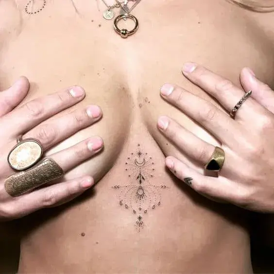 Tatuajes para mujer en el pecho - Diseños discretos y minimalistas