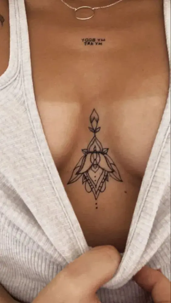 Tatuajes para mujer en el pecho - Doble tattoo