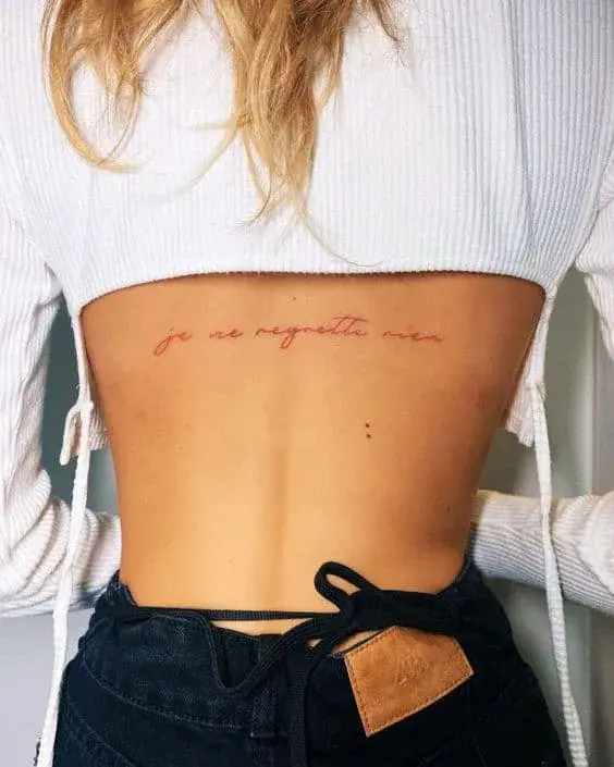 Tatuajes para mujeres en la espalda y su significado - Frases o palabras