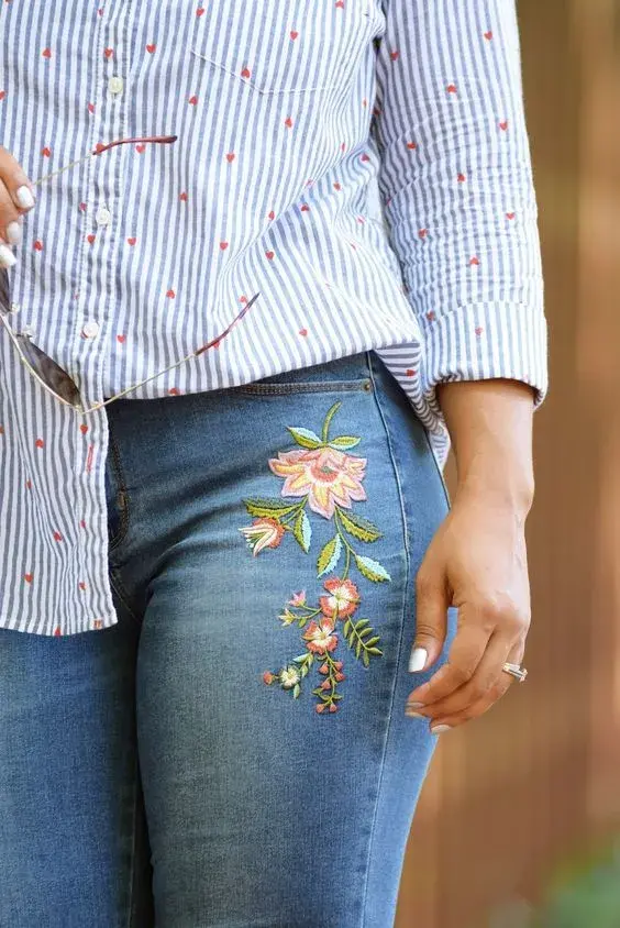Cómo decorar jeans con encaje - Cinta de pegamento
