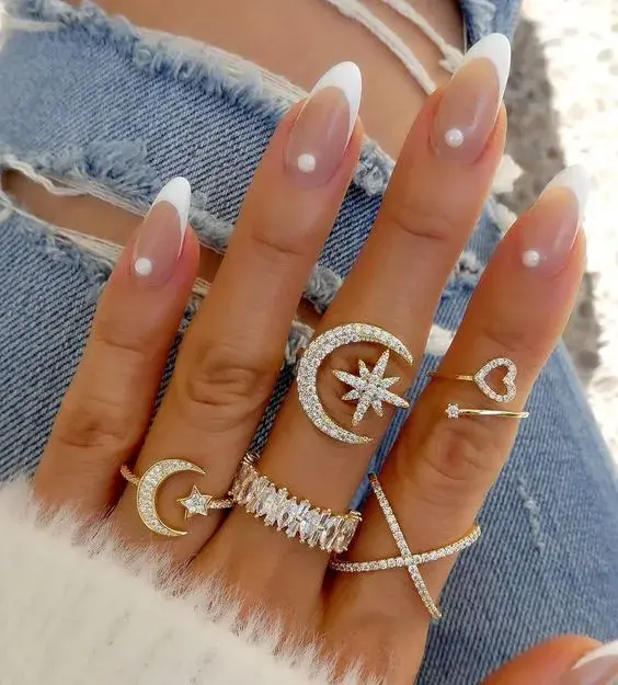 Diseños de uñas con perlas sencillas - Blanco