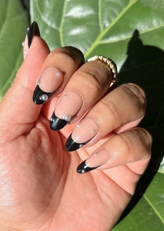 Diseños de uñas con perlas sencillas - Negro