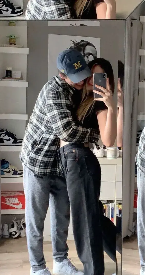 Fotos con mi novio en el espejo - Abrazados